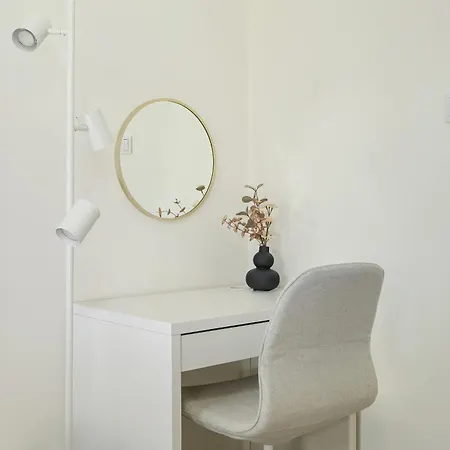 Family In With 2 Parking Spaces, 3 Bedrooms And Balcony By Renters