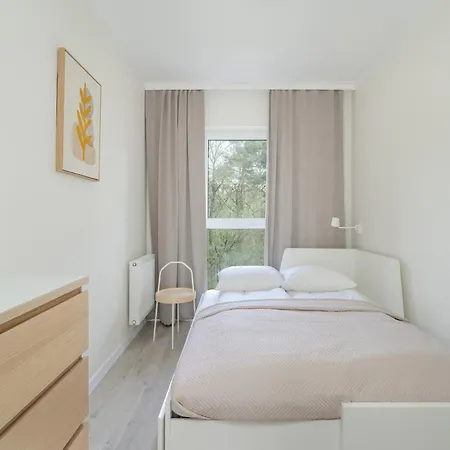 Family In With 2 Parking Spaces, 3 Bedrooms And Balcony By Renters *