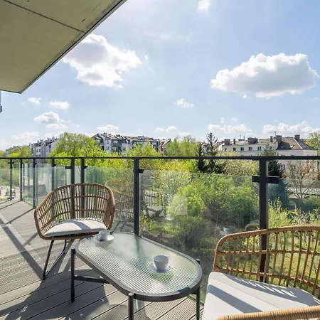 Family In With 2 Parking Spaces, 3 Bedrooms And Balcony By Renters Апартаменты Познань