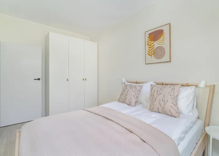 Family In With 2 Parking Spaces, 3 Bedrooms And Balcony By Renters Appartement Poznań