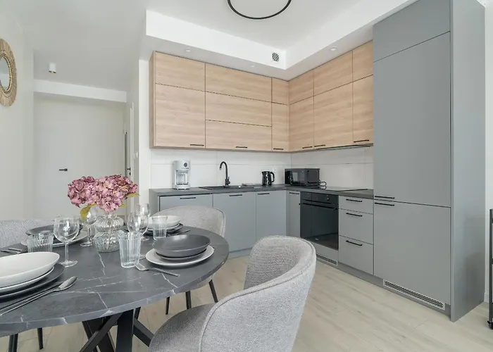 Family In With 2 Parking Spaces, 3 Bedrooms And Balcony By Renters Appartement