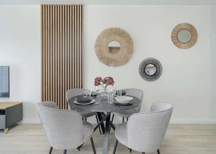 Family In With 2 Parking Spaces, 3 Bedrooms And Balcony By Renters *