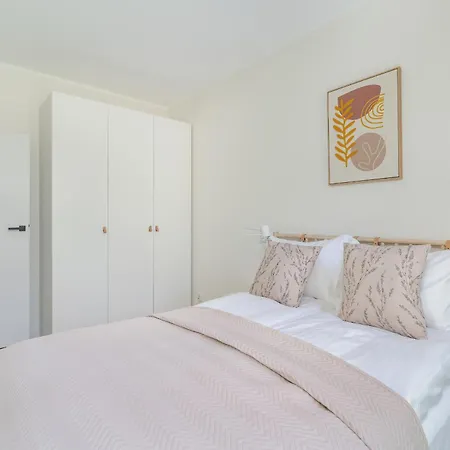 Family In With 2 Parking Spaces, 3 Bedrooms And Balcony By Renters דירה פוזנן