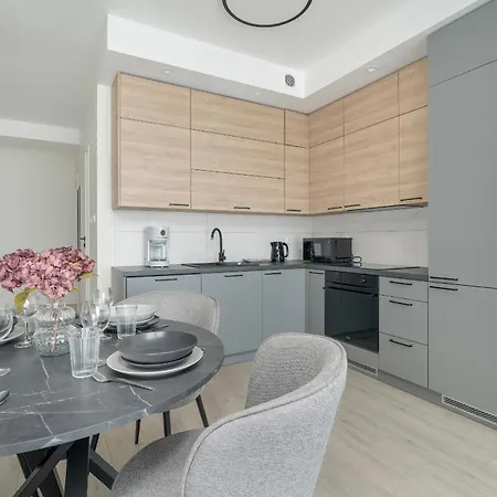 Family In With 2 Parking Spaces, 3 Bedrooms And Balcony By Renters شقة