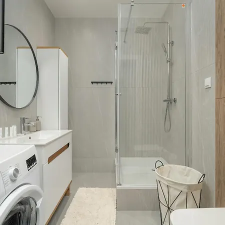 Family In With 2 Parking Spaces, 3 Bedrooms And Balcony By Renters * פוזנן