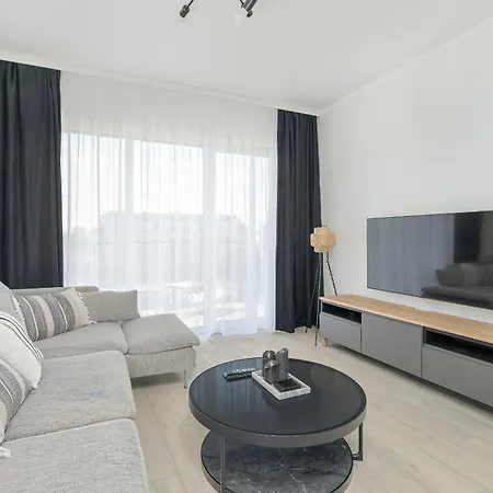 شقة Family In With 2 Parking Spaces, 3 Bedrooms And Balcony By Renters *