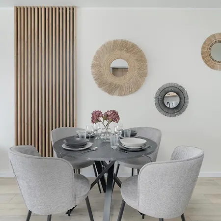 Family In With 2 Parking Spaces, 3 Bedrooms And Balcony By Renters *