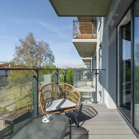 Family In With 2 Parking Spaces, 3 Bedrooms And Balcony By Renters *