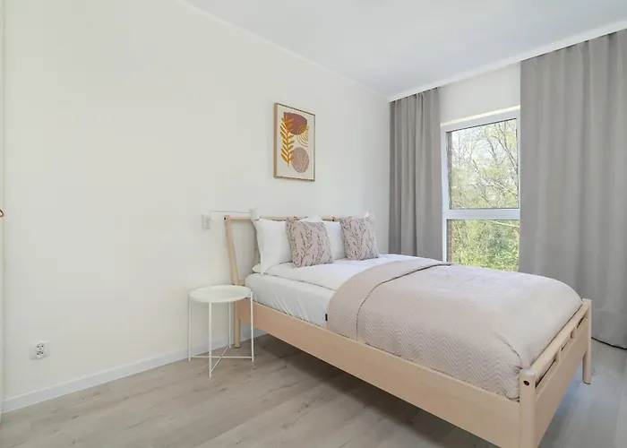 Family In With 2 Parking Spaces, 3 Bedrooms And Balcony By Renters Apartment