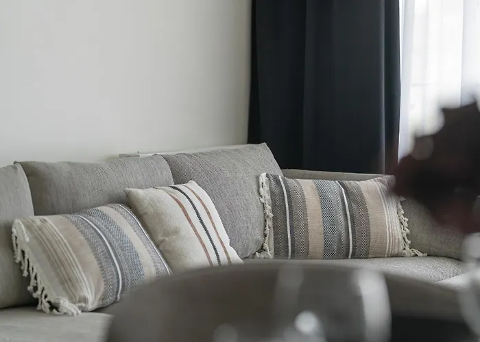 Family In With 2 Parking Spaces, 3 Bedrooms And Balcony By Renters شقة بوزنان